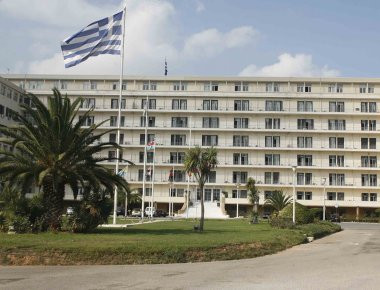 «Από τους Τούρκους το περιμέναμε από τον Ρουβίκωνα το βρήκαμε» - Βίντεο από την εισβολή των αναρχικών στο ΥΠΕΘΑ